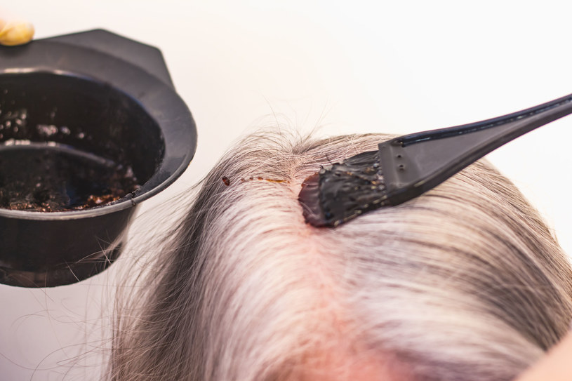 Wiele kobiet decyduje się na regularne farbowanie siwych włosów. Pomocna może się okazać... kawa /123RF/PICSEL