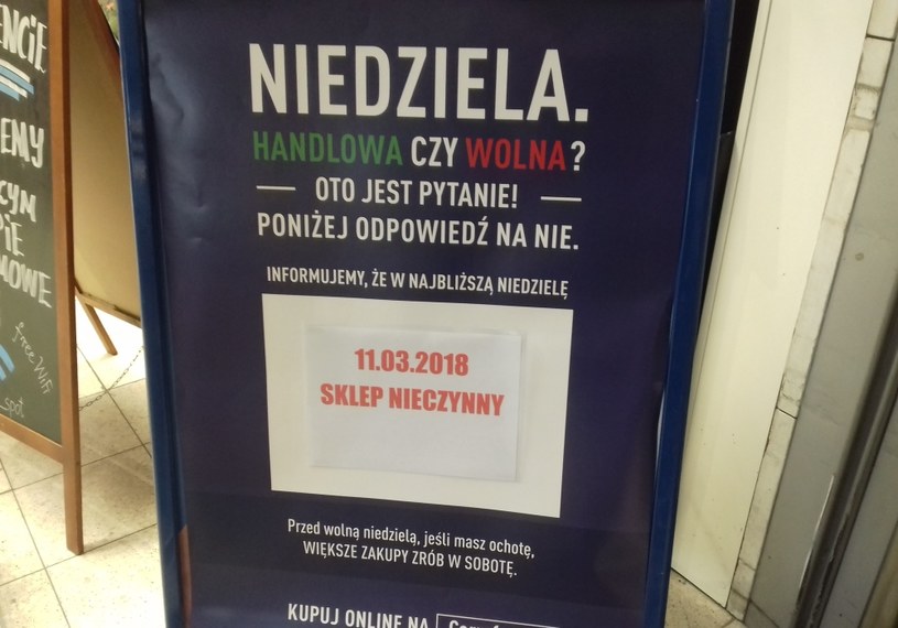 Wiele miejsc już informuje o zamkniętych sklepach i zachęca do większych zakupów w soboty. /INTERIA.PL
