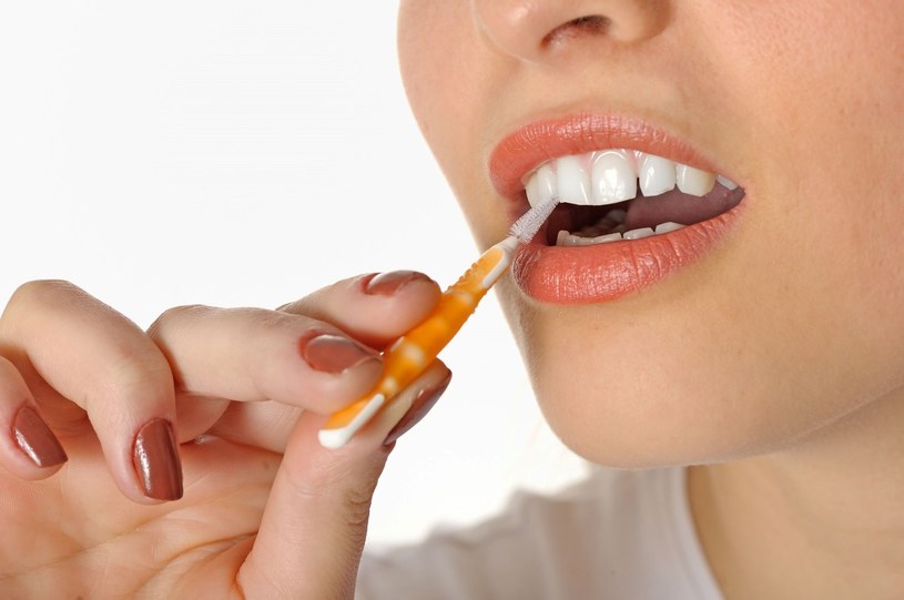 Wiele obiegowych opinii o higienie jamy ustnej to mity /123RF/PICSEL