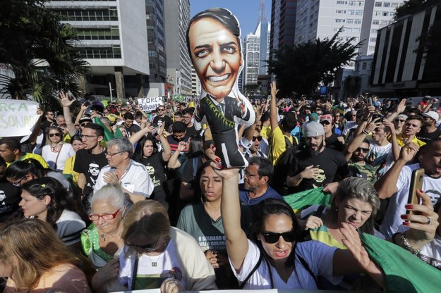 Wiele osób chciało oddać swój głos na Jair Bolsonaro /Sebastiăo Moreira /PAP/EPA
