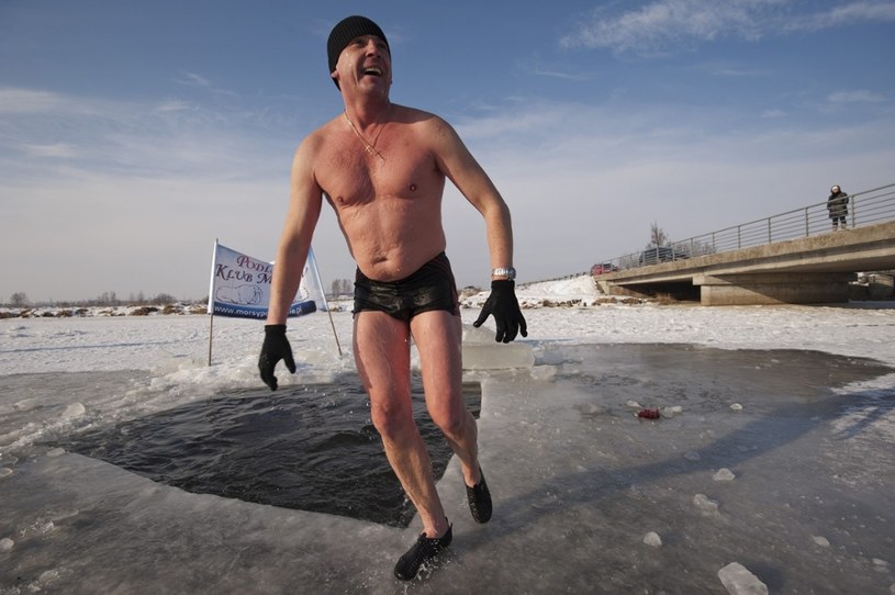 Wiele osób chwali sobie zimowe kąpiele w lodowatej wodzie /East News