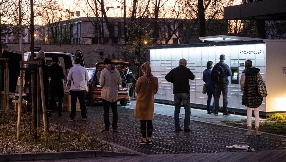 Wiele osób decyduje się na zakupy w internecie, a to oznacza więcej pracy dla kurierów i większe kolejki przed paczkomatami /	Archiwum Kalbar /PAP