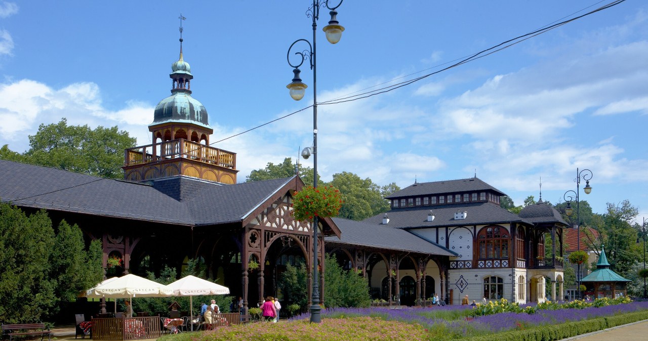 Wiele osób docenia również urok pijali wód mineralny w Szczawno-Zdroju. /Rafal Jablonski /East News