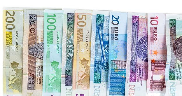 Wiele osób intuicyjnie zwraca uwagę na niewłaściwe kursy walut przed wymianą /&copy;123RF/PICSEL