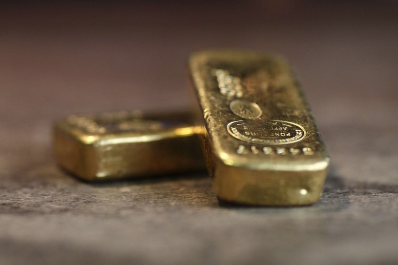 Wiele osób lokuje oszczędności w złoto /AFP