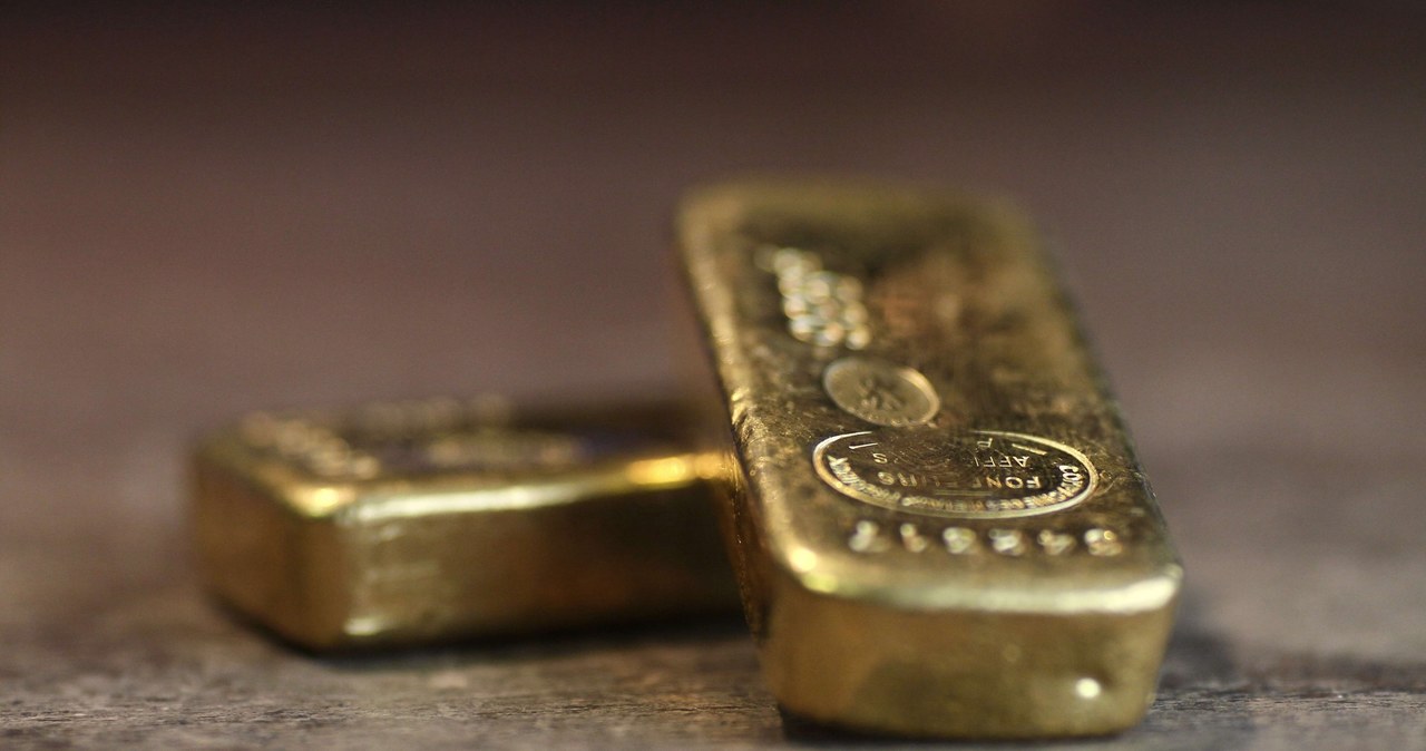 Wiele osób lokuje oszczędności w złoto /AFP