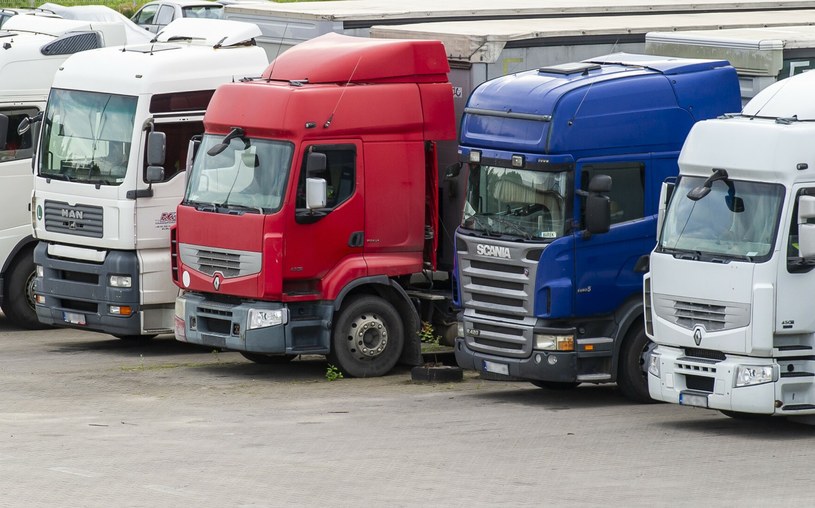Wiele osób nazywa samochody ciężarowe "tirami". /Stanislaw Bielski/REPORTER /East News