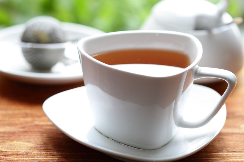 Wiele osób nie wyobraża sobie dnia bez filiżanki herbaty /123RF/PICSEL