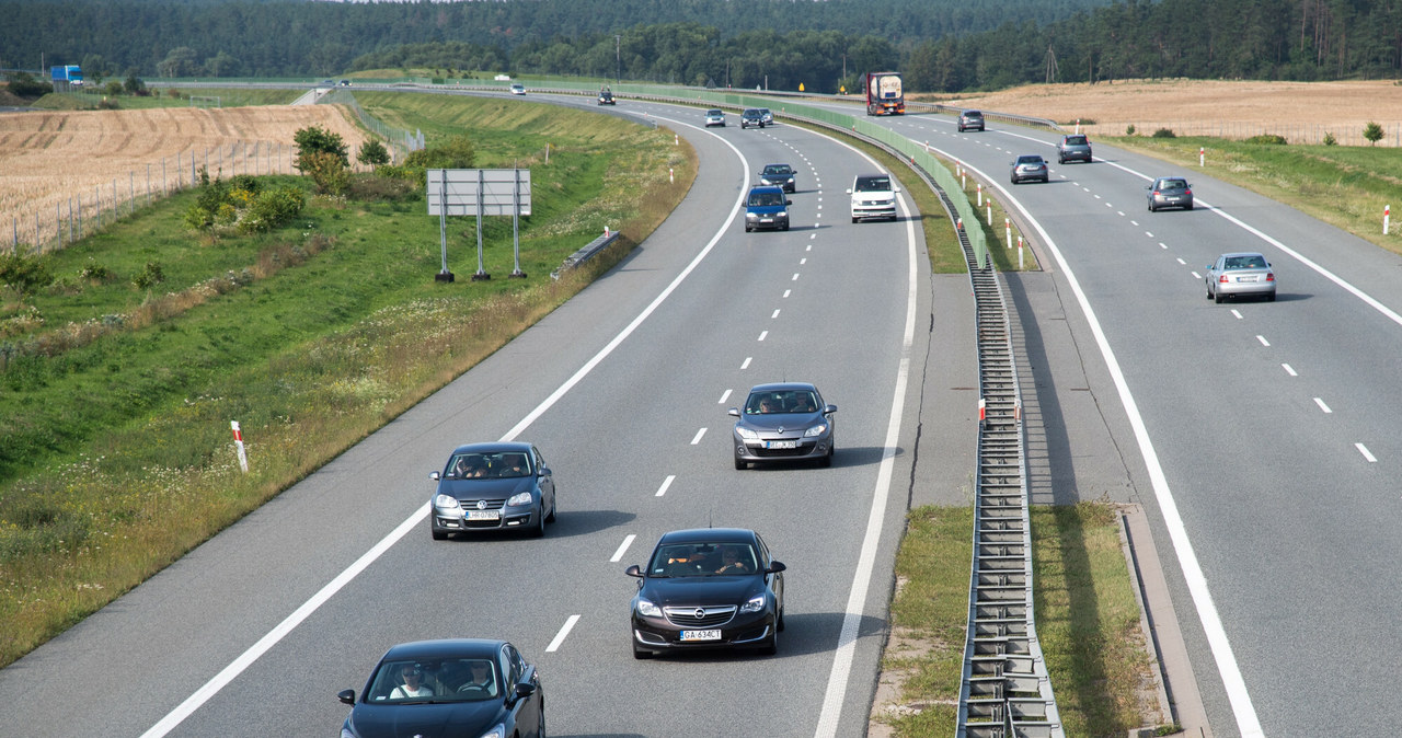 Wiele osób o tym nie wie, ale dopuszczone przepisami jest wyprzedzanie z prawej strony na autostradach i drogach ekspresowych. I wcale nie potrzeba do tego trzech pasów /Wojciech Stróżyk /Reporter