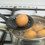 Wiele osób popełnia ten błąd, gotując jajka. To dlatego smakują gorzej 