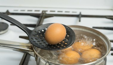 Wiele osób popełnia ten błąd, gotując jajka. To dlatego smakują gorzej 