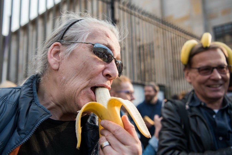 Wiele osób postanowili zaprotestować „cenzurze”, pojawiając się przed budynkiem muzeum i jedząc banany /Justyna ROJEK/East News /East News