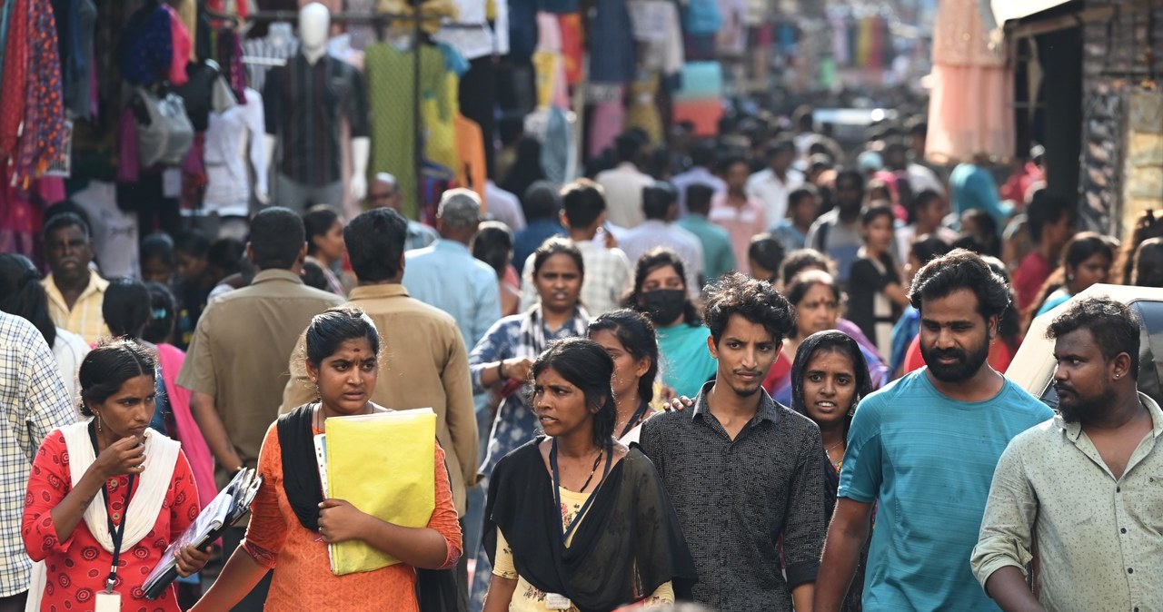 Wiele osób w Indiach pracuje przez wiele godzin każdego dnia za kilkaset rupii /AFP