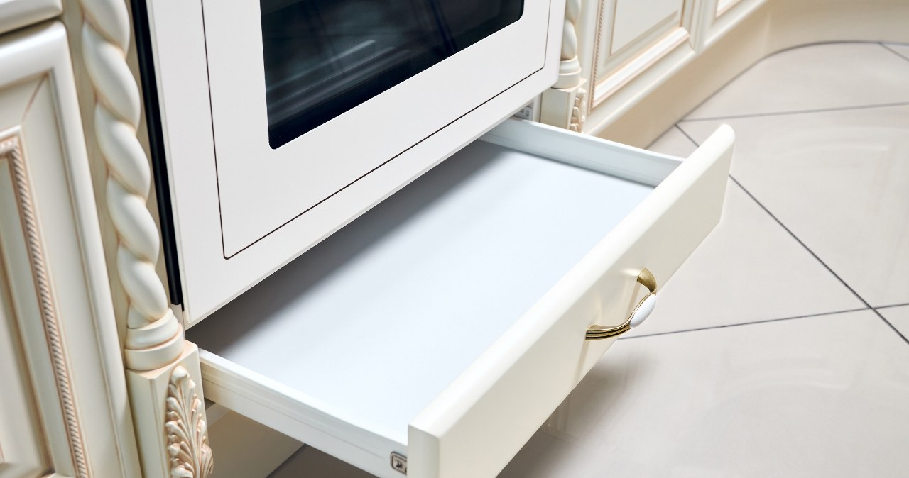 Wiele osób wcale nie korzysta z szuflady pod piekarnikiem, albo robi to nieprawidłowo /123RF/PICSEL