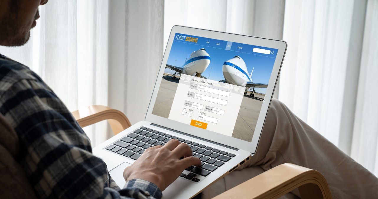 Wiele osób wierzy, że wyszukując bilety w trybie incognito, unikną sztucznego zawyżania cen. /123RF/PICSEL