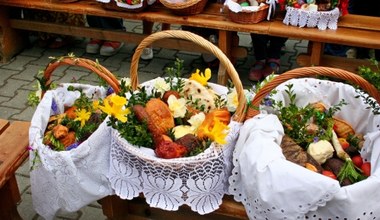 Wiele osób wkłada tę roślinę do koszyczka wielkanocnego. Uważaj, może być trująca