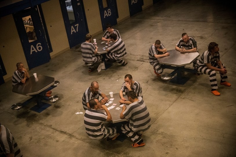 Wiele osób znajdujących się w więzieniach nawet nie spodziewa się jak bardzo zmienił się świat na zewnątrz /Getty Images/Flash Press Media