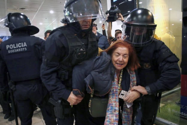 Wiele osób zostało zatrzymanych przez policję /QUIQUE GARCIA /PAP/EPA
