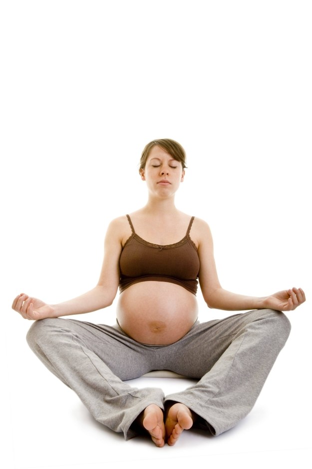 Wiele pań w ciąży przychodzi na jogę, żeby później, po porodzie szybciej wrócić do dobrej formy / 	CHROMORANGE    /PAP/EPA