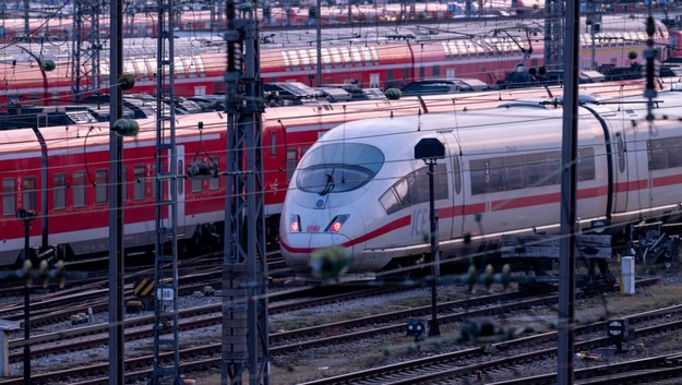Wiele pociągów w sieci DB nie będzie kursowało, a pociągi z Polski będą kursowały skróconymi trasami /PETER KNEFFEL /PAP/DPA