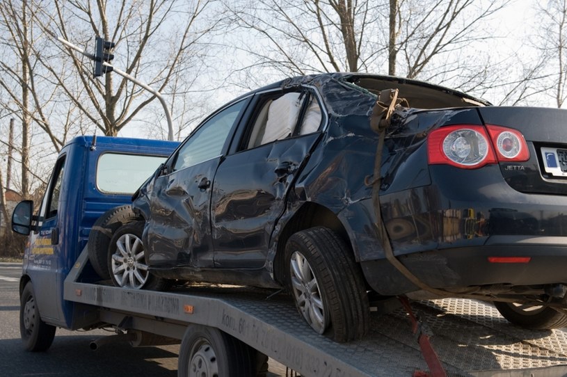 Wiele samochodów miało za sobą poważne naprawy /Tadeusz Koniarz /Reporter
