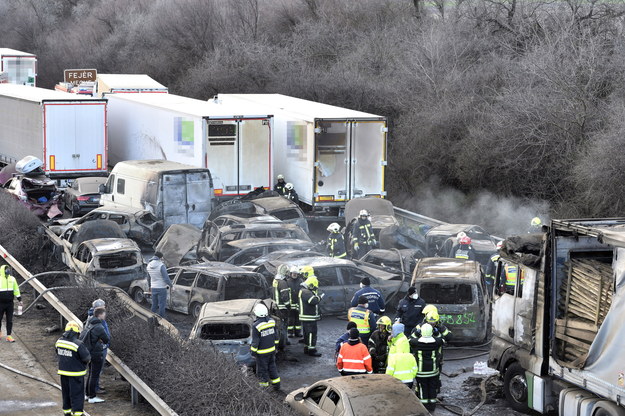 Wiele samochodów spłonęło na autostradzie /Peter Lakatos /PAP/EPA