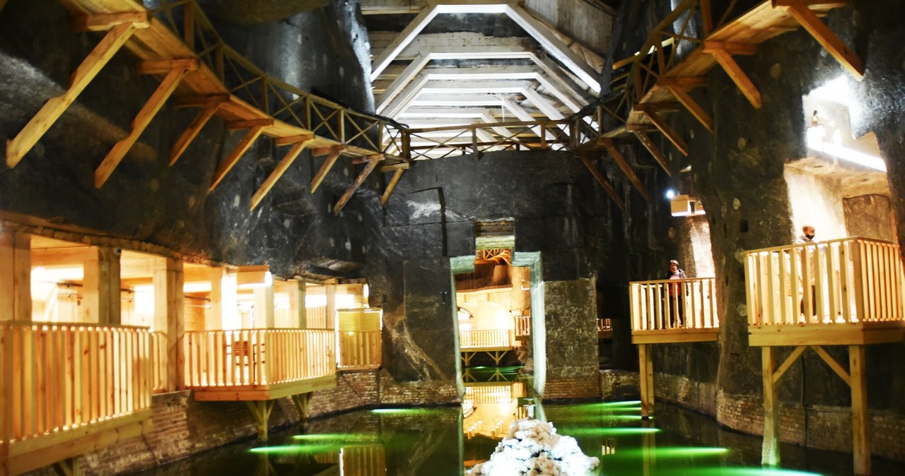 Wieliczka to nie tylko muzeum, to także uzdrowisko pulmonologiczne, w imponującej komorze "Jezioro Wessel" organizowane są m.in. ćwiczenia oddechowe / MAREK LASYK/REPORTER  /East News