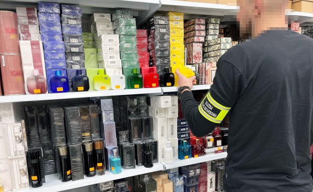 Wielka akcja służb w Wólce Kosowskiej. Przejęto podróbki o wartości ponad 6 mln złotych