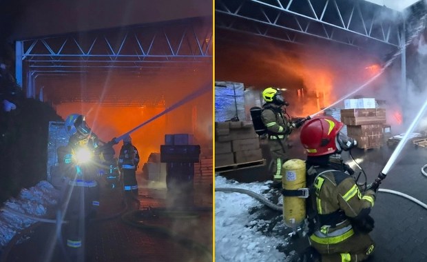 Wielka akcja strażaków w Skawinie. Zapaliła się hala magazynowa
