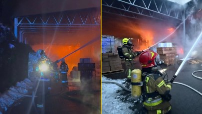 Wielka akcja strażaków w Skawinie. Zapaliła się hala magazynowa