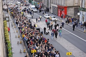 UK: 20,000 queue to bid farewell to Queen