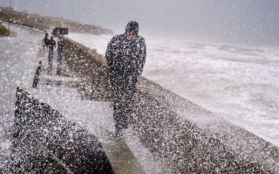 Wielka Brytania: Dwie osoby nie żyją i ponad 130 tys. odbiorców bez prądu wskutek orkanu /HENNING BAGGER /PAP/EPA