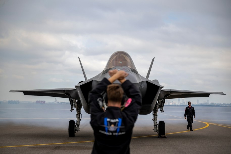 Wielka brytania kupuje myśliwce f-35a z możliwością przenoszenia broni jadrowej. Największa Rozbudowwa Odstraszania NuklearNego Od Dekad /Shutterstock