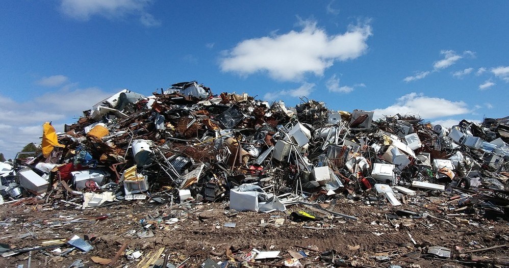 Wielka Brytania namawia gigantów technologicznych do walki e-odpadami /Geekweek
