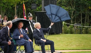 Wielka Brytania: Nierówna walka Borisa Johnsona z parasolką