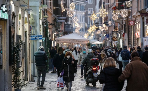 Wielka Brytania odcięta, tysiące ciężarówek utknęły. Polscy medycy nie chcą szczepić się przeciw Covid-19 [RELACJA]