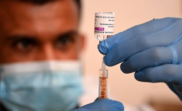 Wielka Brytania: Osoby poniżej 30. roku życia mają nie dostawać szczepionki AstryZeneki