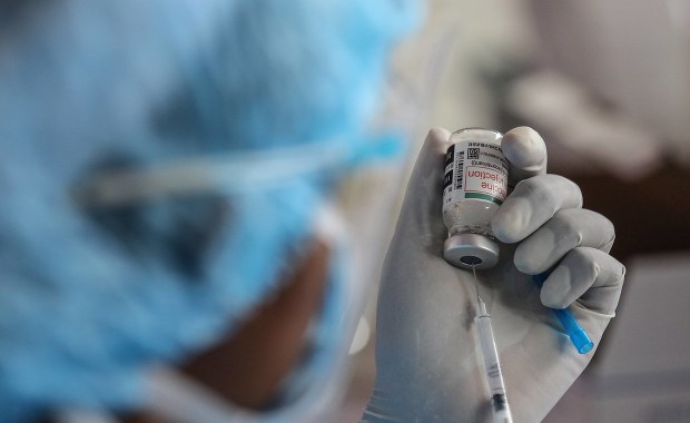 Wielka Brytania: Personel domów opieki będzie musiał być w pełni zaszczepiony