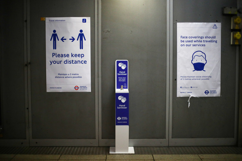 Wielka Brytania. Plakaty przypominające o zachowaniu zasad bezpieczeństw w dobie epidemii. /HANNAH MCKAY /Agencja FORUM