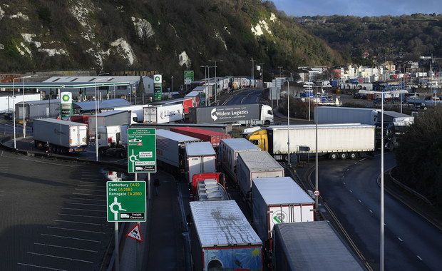 Wielka Brytania: Ponad 2 tys. kierowców ciężarówek czeka na wjazd do Francji