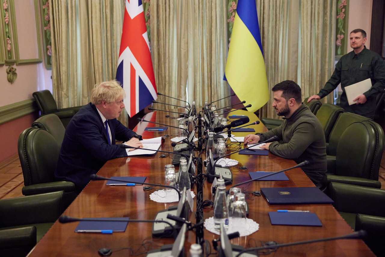 Wielka Brytania przekaże Ukrainie pojazdy opancerzone i pociski