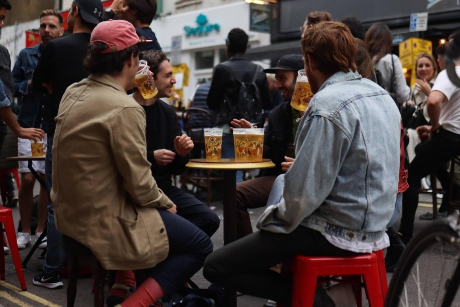 Wielka Brytania:  Trzy puby ponownie zamknięte po wykryciu przypadków koronawirusa / 	Cat Morley/B8213/Avalon/Retna /PAP/Photoshot