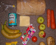 Wielka Brytania: Zawartość paczek żywnościowych dla ubogich dzieci wywołała oburzenie