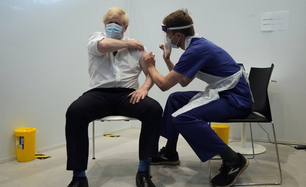 Wielka Brytania znosi restrykcje koronawirusowe. "Wirus niestety wciąż jest" 