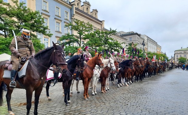 Wielka defilada kawalerii w Rynku Głównym w Krakowie