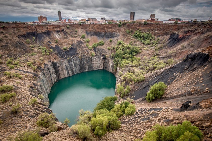 WIelka dziura, czyli zalana kopalnia diamentów obok miasta Kimberley. /123rf.com