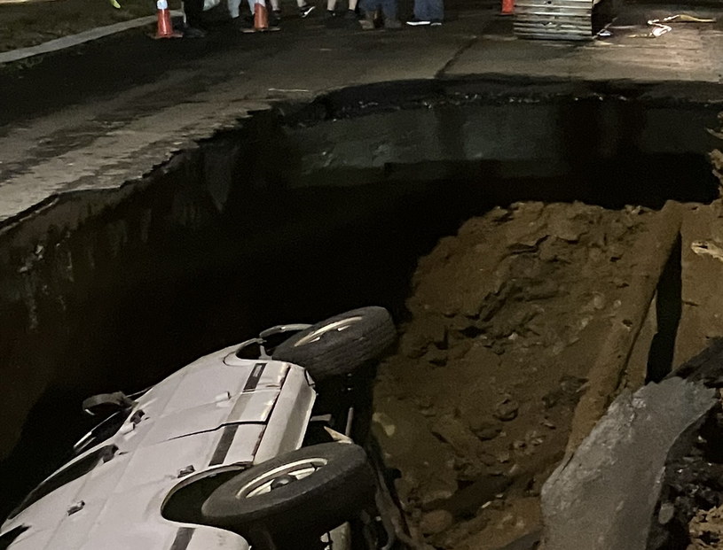Wielka dziura na jednej z nowojorskich ulic /@NYCMayor /Twitter