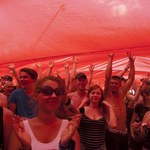 Wielka flaga biało-czerwona na otwarcie Przystanku Woodstock