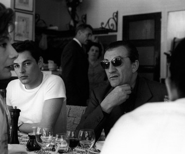 Wielka kariera Francuza rozpoczęła się jednak od filmu "W pełnym słońcu" w reżyserii Rene Clementa. To tutaj Delon zagrał swoją pierwszą główną rolę. Traf chciał, że znowu dzięki kobiecie. Początkowo, Alain miał zagrać rolę drugoplanową. Kiedy jednak reżyser wraz z producentem złożyli mu tę propozycję, aktor oświadczył, że widzi siebie tylko w głównej roli. Wybuchła awantura, która opanowana została przez żonę Clemonta - poparła bowiem pomysł Delona i przekonała do niego męża.

"W pełnym słońcu" miało swoją premierę w 1960 roku. Przez następne 8 lat Delon grał w przynajmniej dwóch filmach rocznie. Do najważniejszych można zaliczyć m.in. "Zaćmienie" i "Lampart". Zyskał sobie również tytuł gwiazdy kina i człowieka, który lubi się dobrze zabawić w paryskich klubach. 

Jednym z towarzyszy jego imprez był korsykański gangster Francois Marcantoni, który w latach 50. XX wieku był zamieszany w kilka napadów na banki. To właśnie wraz z Marcantonim, Delon "zagrał" jedną z najważniejszych ról w swoim życiu. I tym razem scenariusz napisało życie.