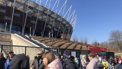 Wielka kolejka do punktu nadawania numerów PESEL na Stadionie Narodowym